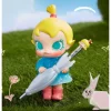 Figura divertida de Baby Molly en un día lluvioso