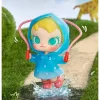 Figura divertida de Baby Molly en un día lluvioso