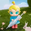 Figura divertida de Baby Molly en un día lluvioso