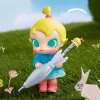 Figura divertida de Baby Molly en un día lluvioso