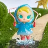 Figura divertida de Baby Molly en un día lluvioso