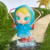 Figura divertida de Baby Molly en un día lluvioso