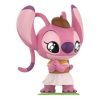 Figuras de Disney Stitch en una cita “Esperando regalos”
