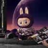 LABUBU × PRONUNCIA-SÉ ELEGANTE AHORA Muñeca de peluche de vinilo