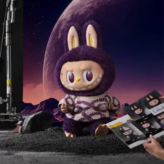 LABUBU × PRONUNCIA-SÉ ELEGANTE AHORA Muñeca de peluche de vinilo