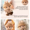LOS MONSTRUOS – DRESS BE LATTE Muñeco de peluche de vinilo