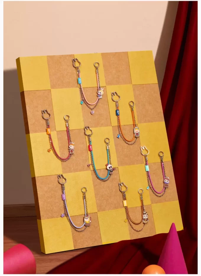 LOS MONSTRUOS Serie Let’s Checkmate – Caja sorpresa con colgante