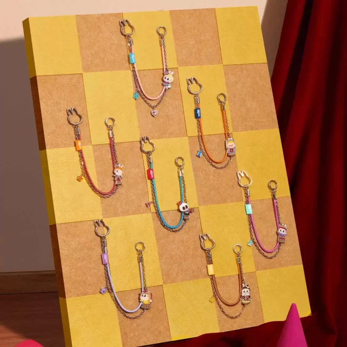 LOS MONSTRUOS Serie Let’s Checkmate – Caja sorpresa con colgante