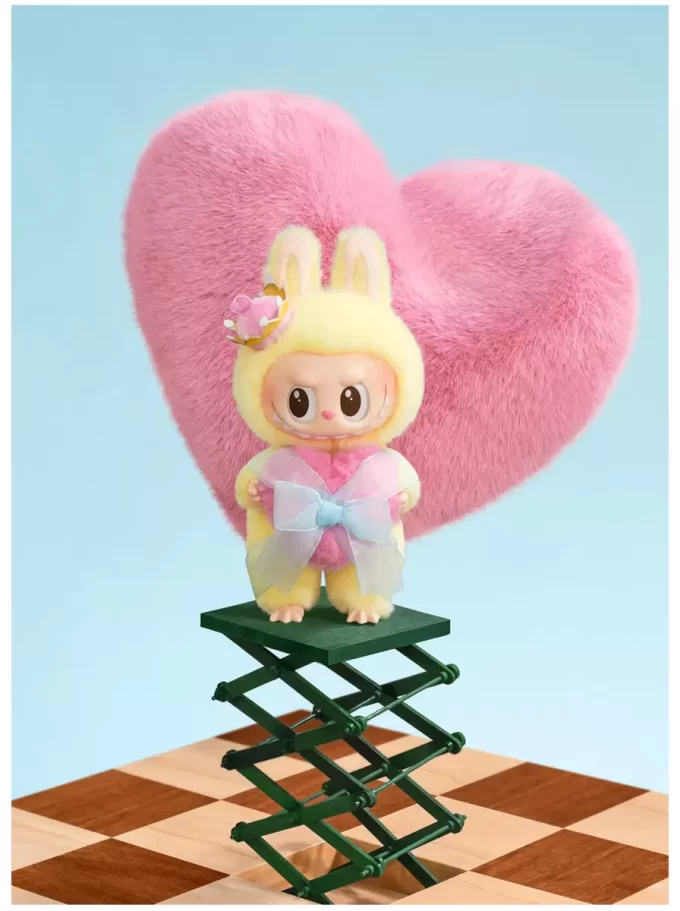 LOS MONSTRUOS Serie Let’s Checkmate – Tarjeta colgante de vinilo de peluche