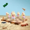 LOS MONSTRUOS Serie Let’s Checkmate – Tarjeta colgante de vinilo de peluche
