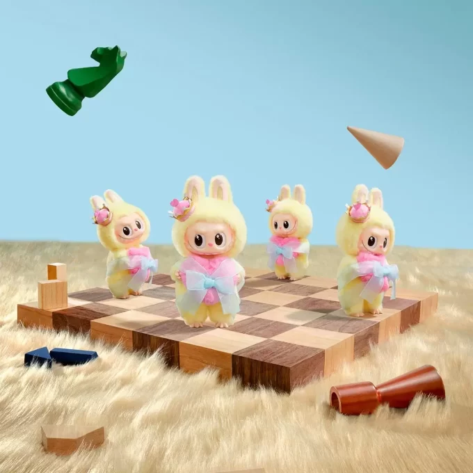 LOS MONSTRUOS Serie Let’s Checkmate – Tarjeta colgante de vinilo de peluche