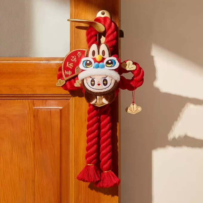 Serie de celebración de Año Nuevo de la Serpiente Adinerada – Decoración de puerta de peluche LABUBU