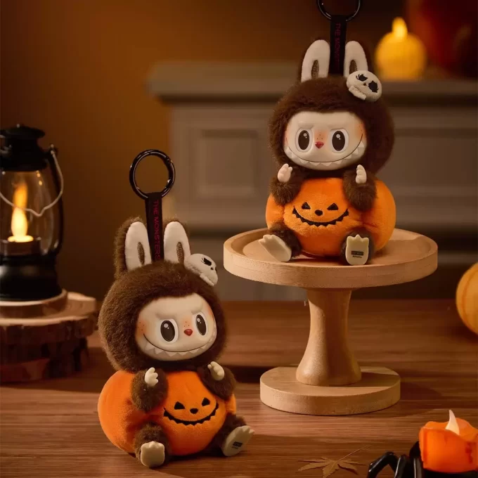 Serie Fiesta de Halloween – Colgante de peluche de vinilo de calabaza sentada