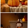 Serie Fiesta de Halloween – Colgante de peluche de vinilo de calabaza sentada