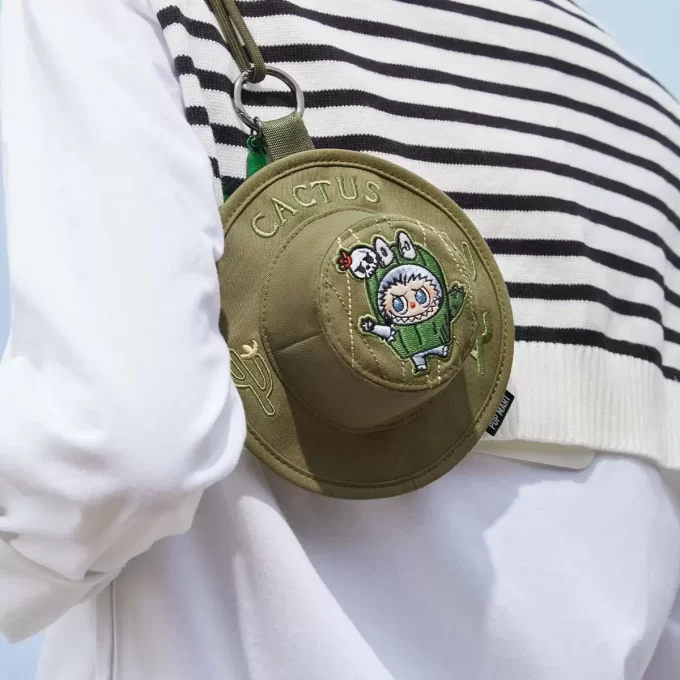 SERIE LOS MONSTRUOS CAEN EN LIBERTAD – Mini bolso con sombrero de pescador en caja SERIE LOS MONSTRUOS CAEN EN LIBERTAD – Mini bolso con sombrero de pescador en caja