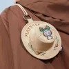 SERIE LOS MONSTRUOS CAEN EN LIBERTAD – Mini bolso con sombrero de pescador en caja SERIE LOS MONSTRUOS CAEN EN LIBERTAD – Mini bolso con sombrero de pescador en caja