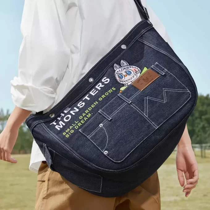 SERIE LOS MONSTRUOS CAEN EN SALVAJE – Bolso bandolera de mezclilla
