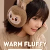 Serie navideña cálida y esponjosa: orejeras de peluche LABUBU