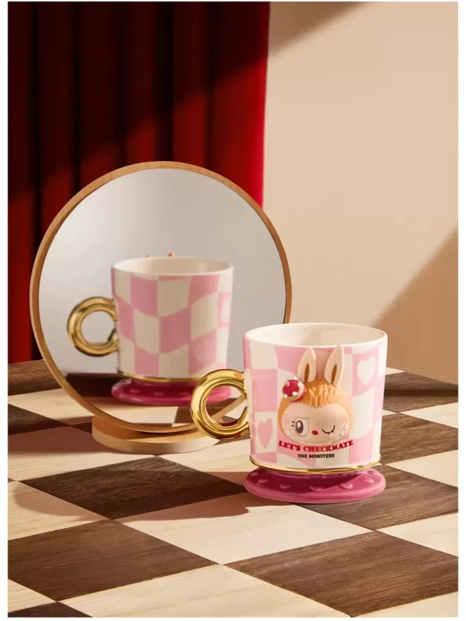 Taza de la serie Let’s Checkmate de LOS MONSTRUOS