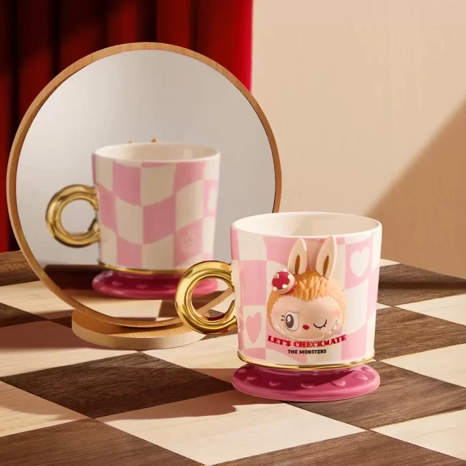 Taza de la serie Let’s Checkmate de LOS MONSTRUOS