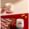 Taza de la serie Let’s Checkmate de LOS MONSTRUOS